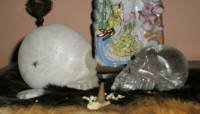 alter tibetischer Kristallschädel und klarer Bergkristallschädel