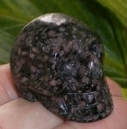 Granat-Pyroxenit Kristallschädel Rubin in Matrix