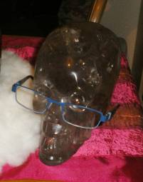 großer Rauchquarz Kristallschädel mit Brille