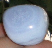 blauer Chalcedon Trommelstein