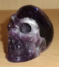 dunkler Amethyst Kristallschädel 100 g