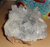 Kristallschädel mit Bergkristallspitzen 810 g