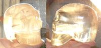 Doppelspat Kristallschädel golden 620 g