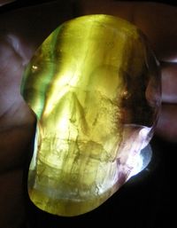 Regenbogenfluorit Kristallschädel aus Brasilien ca. 130 g