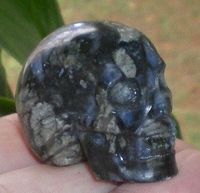 kleiner blauer Opal in Rhyolith Kristallschädel 35 g