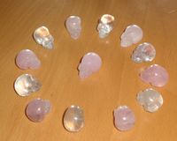 Set aus 13 kleinen Bergkristall und Rosenquarz Kristallschädeln 150 g