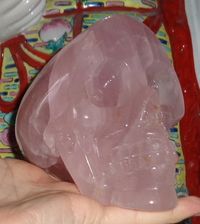 großer Rosenquarz Kristallschädel 950 g