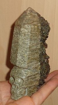 grüner Turmalin Kristallschädel 370 g