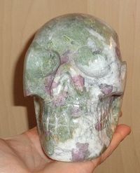 rosa grüner Turmalinquarz Kristallschädel 1,65 kg