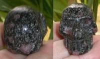 Rubin in Matrix (Granat-Pyroxenit) Kristallschädel