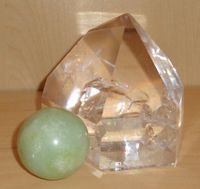 grüne Jade Kugel 170 g Bergkristallspitze