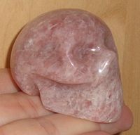 Erdbeerquarz Kristallschädel 85 g