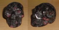 Rubin in Matrix (Granat-Pyroxenit) Kristallschädel ca. 35 g