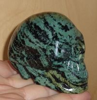 grüner Serpentin Kristallschädel 310 g