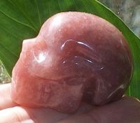 kleiner Erdbeerquarz Kristallschädel 75 g