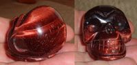kleiner rotes Tigerauge Kristallschädel 65 g