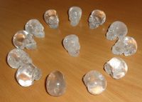 Set 13 kleine Kristallschädel Bergkristall