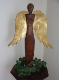 großer Eiche Holz Engel mit goldenen Flügeln