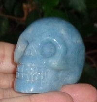 kleiner blauer Trollit Kristallschädel